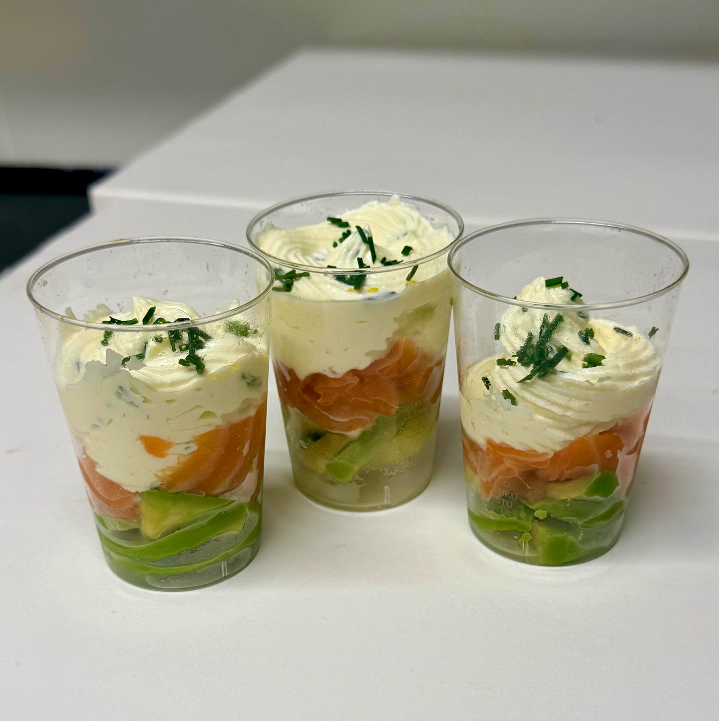 Verrines saumon, avocat et chantilly à la ciboulette