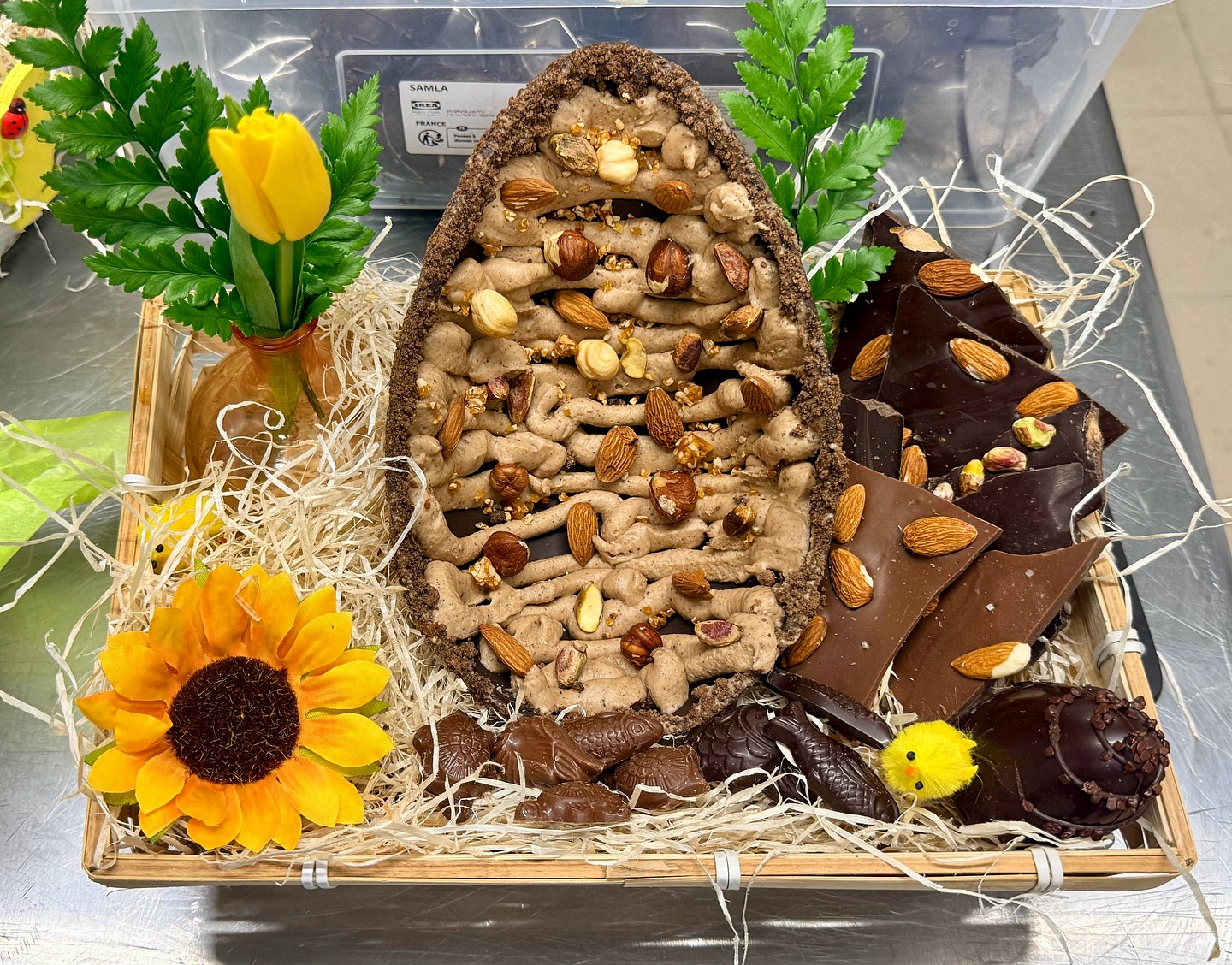 Composition de Pâques en chocolat et fruits secs